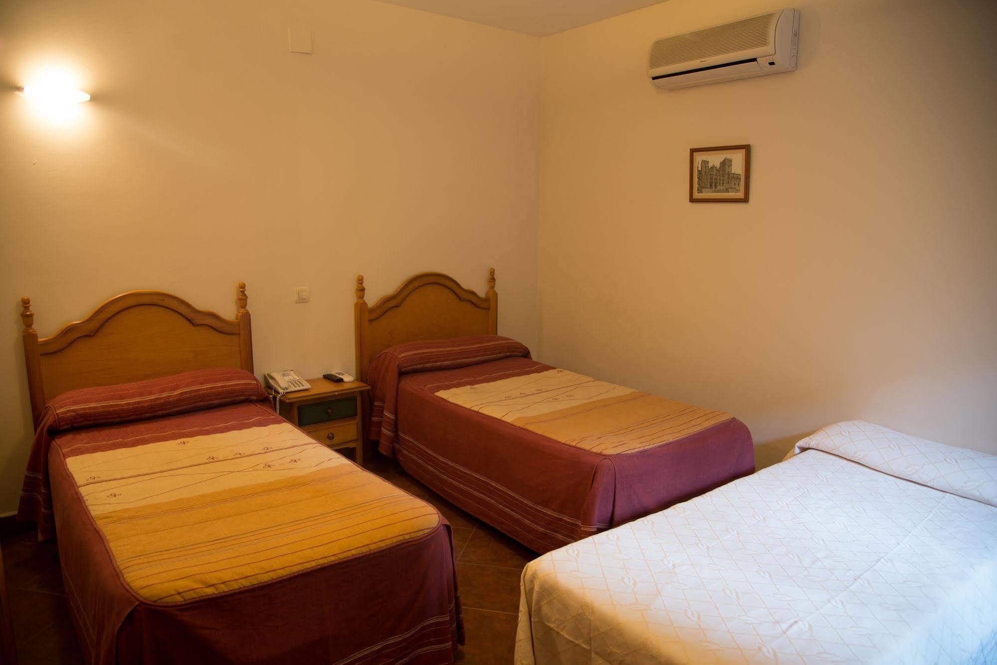 Hostal Hueso Trujillo Esterno foto