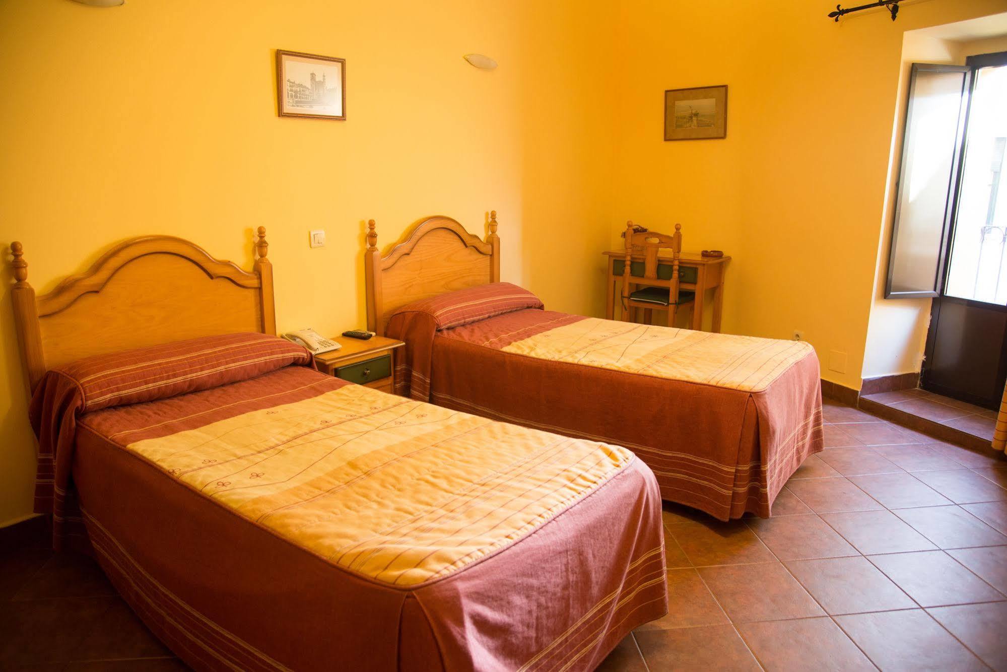 Hostal Hueso Trujillo Esterno foto
